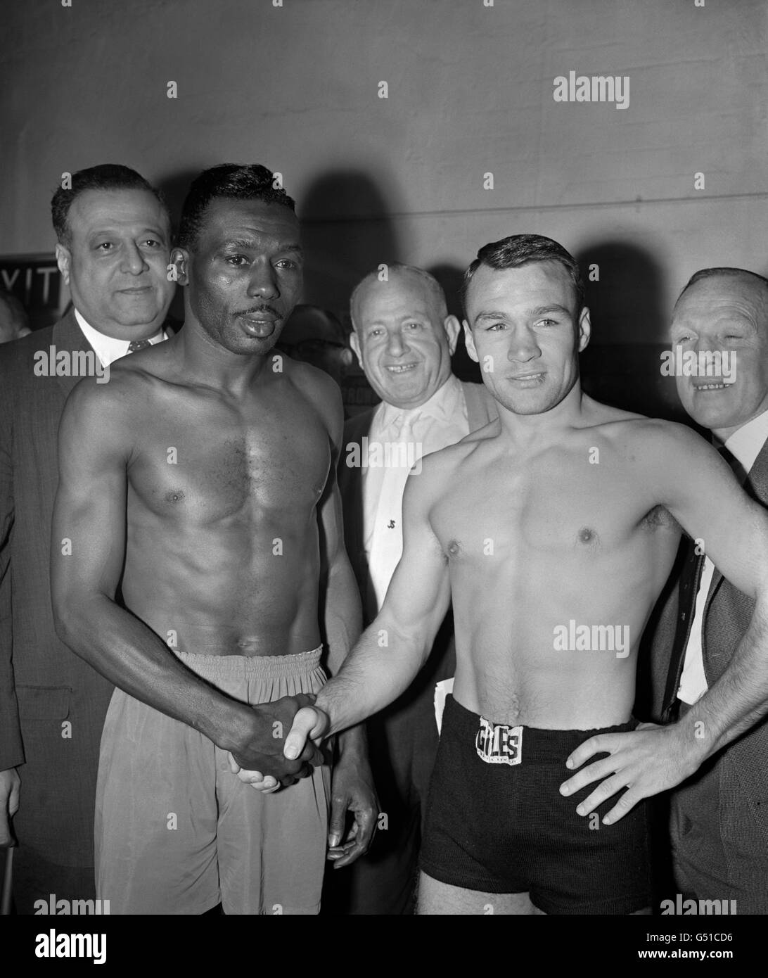 Il campione leggero Joe Brown (l) dall'America e lo sfidante britannico Dave Charnley, che è l'impero britannico e campione europeo (r), al pesato-in all'ufficio di Jack Soloman, la strada di Great Windmill, davanti alla loro lotta quella sera che si terrà a. La lotta è stata votata 1961 Ring Magazine Fight of the Year. Foto Stock