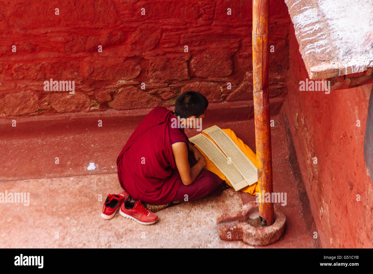 Lhasa, in Tibet, in Cina - La vista di uno studente sul tetto del Tempio Ramoche Foto Stock