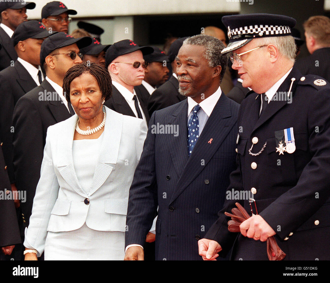 Il comandante Richard Cullen, Metropolitan Police Service Director of Training and Development, Right, con il presidente della Repubblica del Sud Africa Thabo Mbeki e sua moglie all'Hendon Police Training College. * con il primo gruppo di Scorpioni sudafricani con caps sullo sfondo. Hendon è stato selezionato come uno dei due soli istituti in tutto il mondo per fornire formazione a questa unità elite di combattenti del crimine, chiamati Scorpions, istituito per affrontare i problemi di alto livello di criminalità organizzata e corruzione all'interno dei servizi di polizia del Sudafrica e del sistema di giustizia penale. Foto Stock