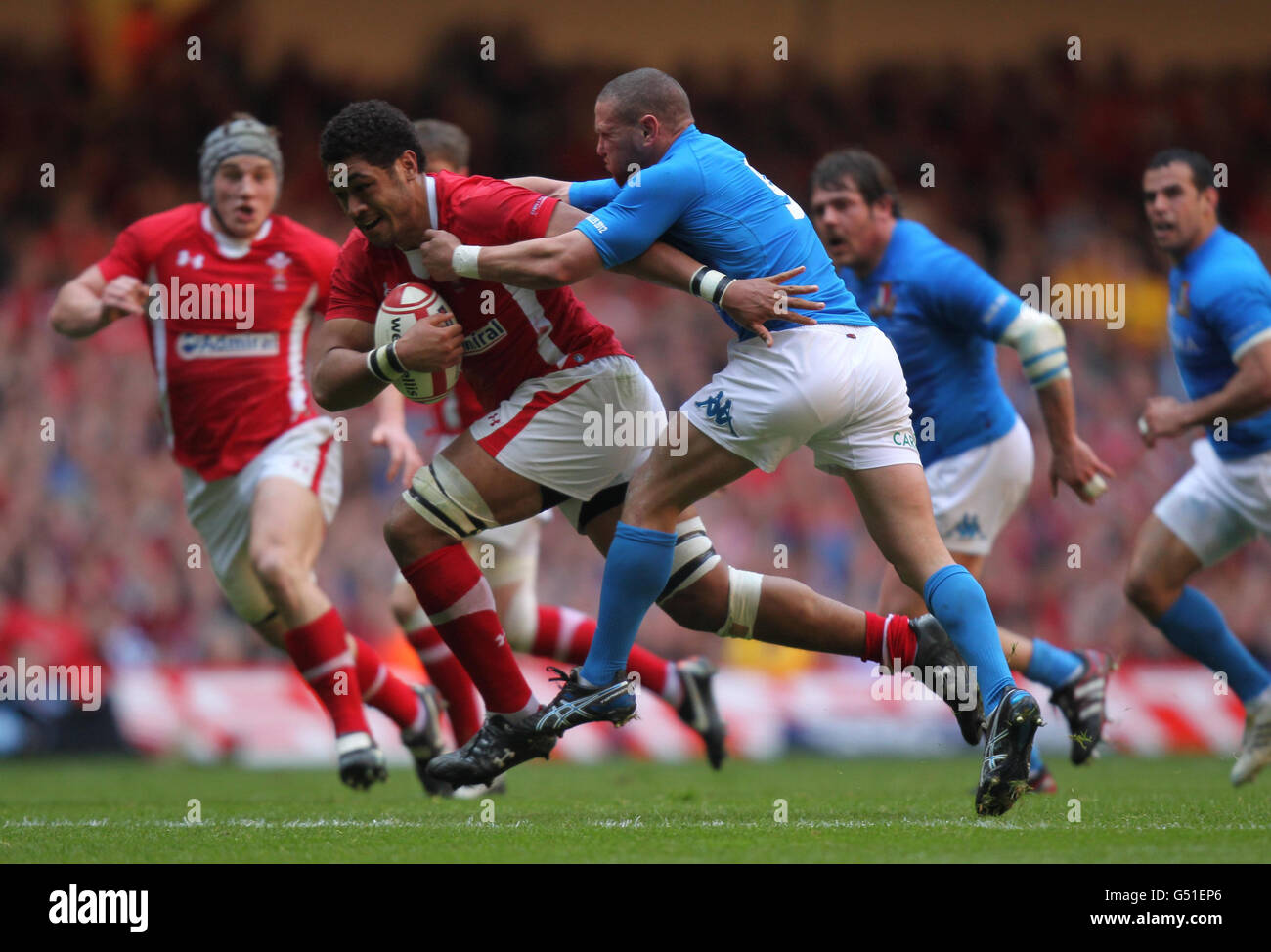 Rugby Union - RBS 6 Nations Championship 2012 - Galles / Italia - Millennium Stadium. Il Toby Faletau del Galles è affrontato da Fabio Semenzato (a destra) durante la partita delle Nazioni RBS 6 al Millennium Stadium di Cardiff. Foto Stock