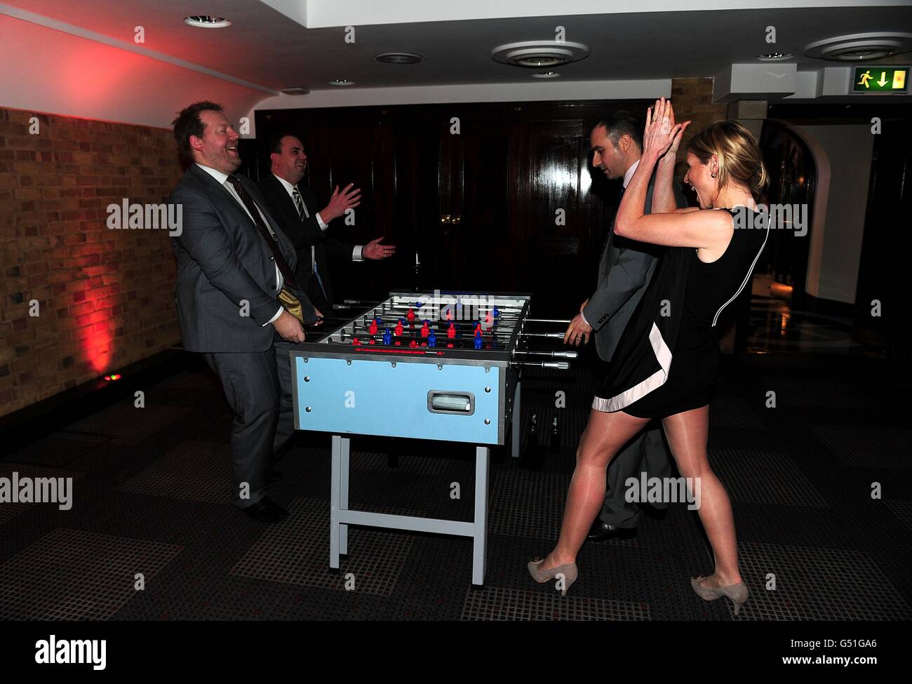 Gli ospiti potranno assistere a una partita di calcio balilla al Football League Awards 2012 presso il Brewery di Londra. Foto Stock