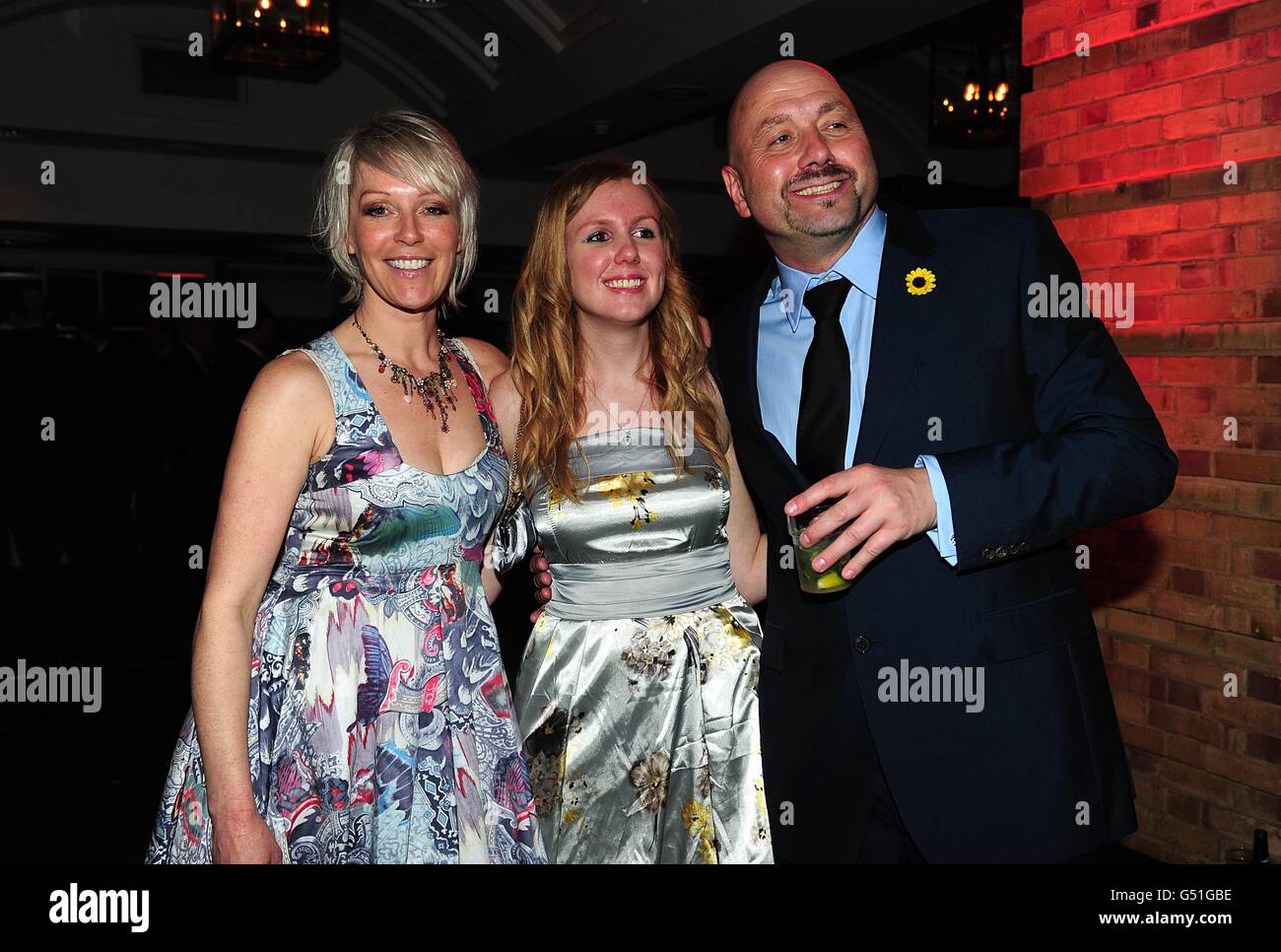 Un ospite alla festa dell'aftershow pone per una fotografia con il presentatore Mark Clemmit (a destra) e il presentatore di Soccer AM Helen Chamberlain (a sinistra) ai Football League Awards 2012 al Brewery di Londra. Foto Stock