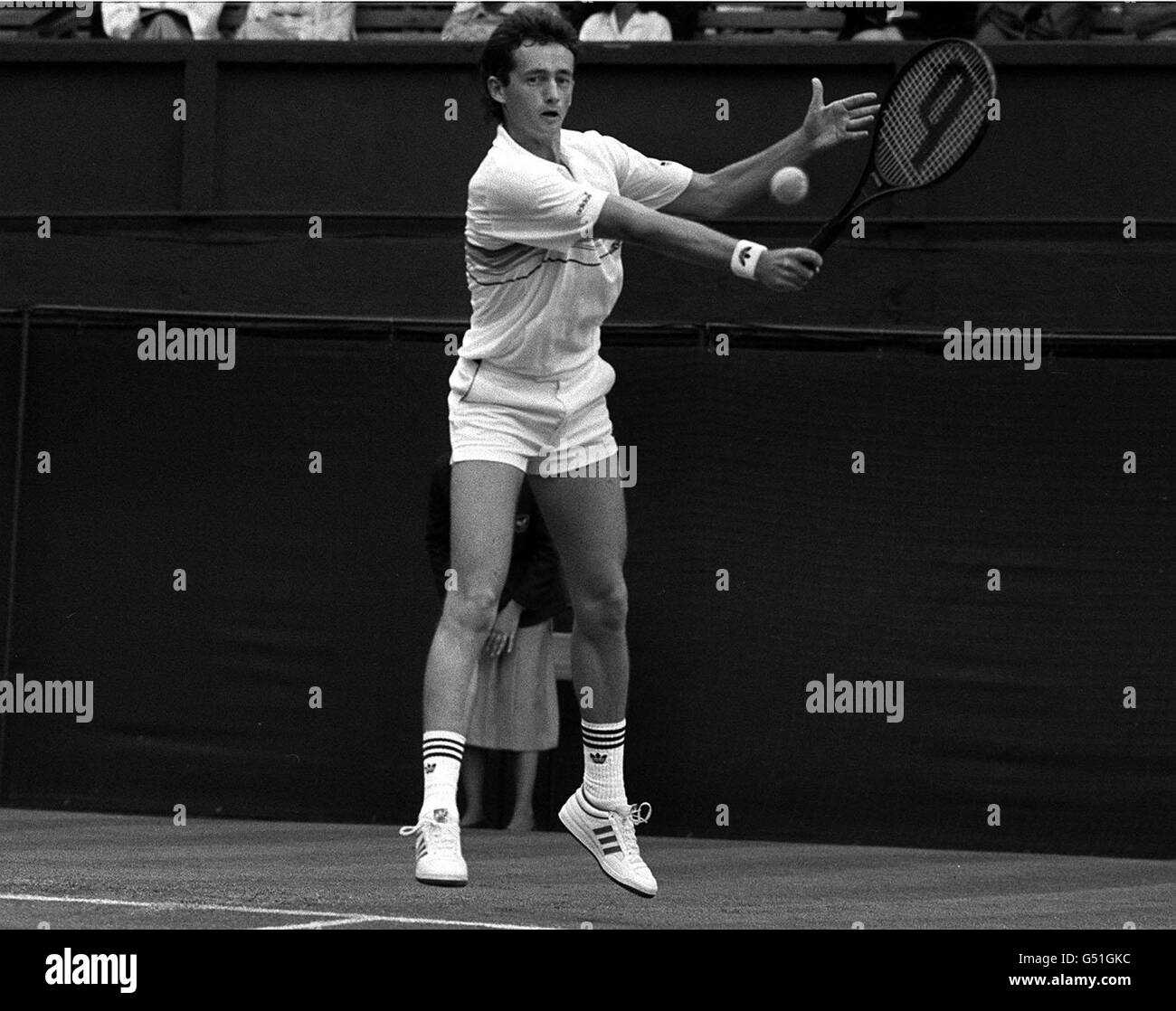 Peter Doohan è sulla strada per battere il campione in carica Boris Becker durante il campionato di Wimbledon. Foto Stock