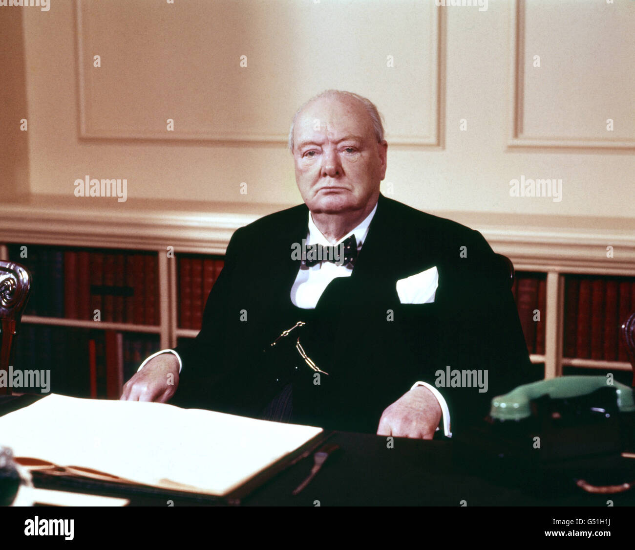 Sir Winston Churchill nella stanza del gabinetto al 10 Downing Street. Foto Stock