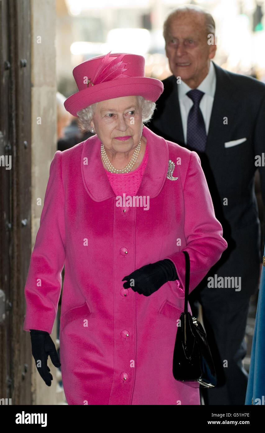 La regina Elisabetta II e il duca di Edimburgo arrivano prima dell'osservanza del servizio Commonwealth Day presso l'abbazia di Westminster, nel centro di Londra. Foto Stock