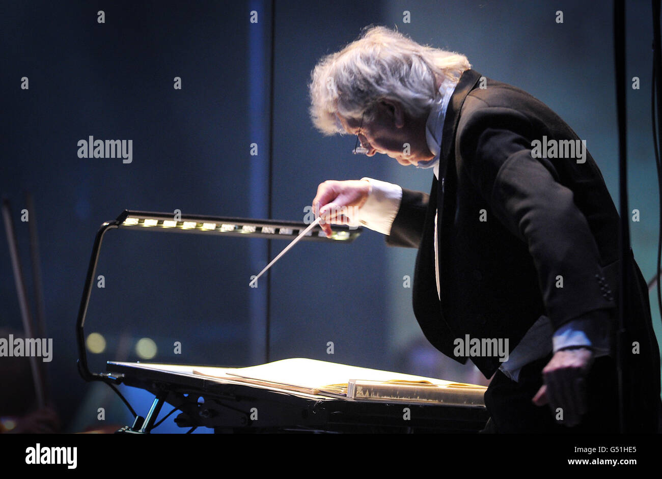 FM Live classica. Direttore d'orchestra Owain Arwel durante il concerto classico FM Live presso il Millennium Centre di Cardiff. Foto Stock