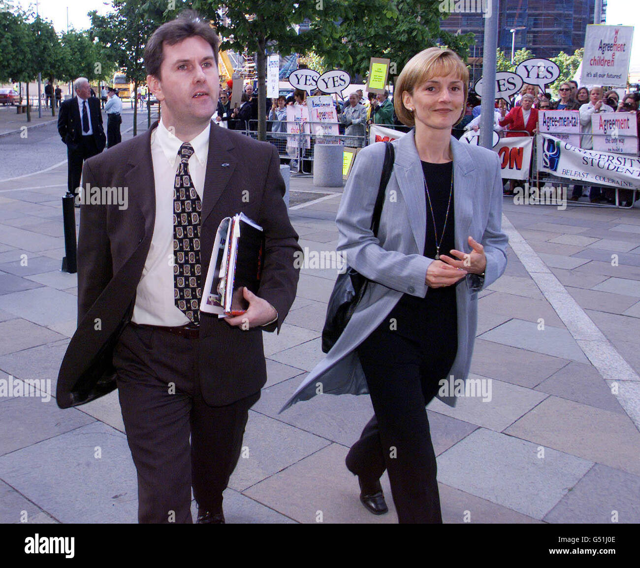 Il deputato di Lagan Valley Jeffrey Donaldson con sua moglie Eleanor, arriva alla Waterfront Hall di Belfast per cantare dagli elettori Yes. Donaldson è contrario alla decisione del leader del partito unionista dell'Ulster David Trimble di testare l'offerta dell'IRA sul disarmo. * il consiglio di governo del partito unionista dell'Ulster si riunisce nella Sala, per votare se riformare un governo di condivisione del potere con Sinn Fein. L'onorevole Donaldson vuole che l'IRA inizi a smantellare prima di riformare l'Assemblea. Foto Stock