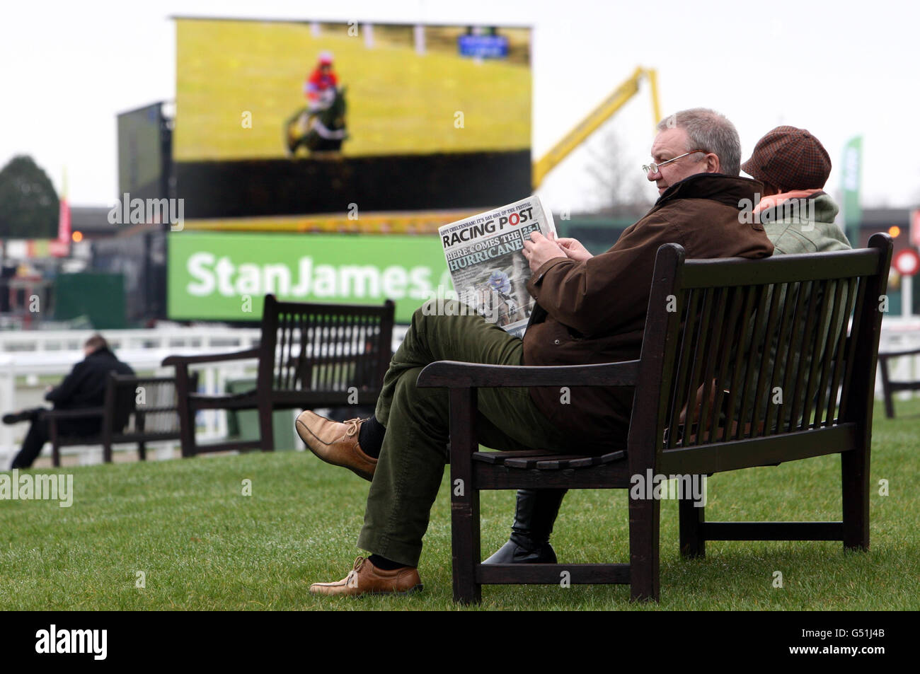 I cacciatori studiano la forma prima dell'inizio della prima gara durante il giorno uno del Cheltenham Fesitval 2012 all'ippodromo di Cheltenham, Gloucestershire. Foto Stock