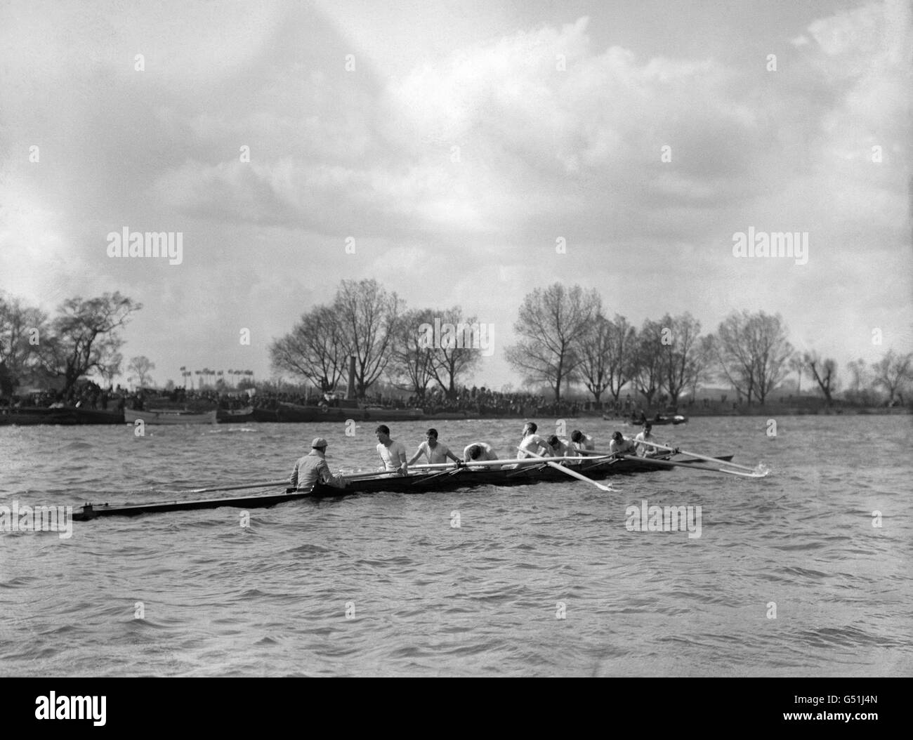 L'equipaggio di Cambridge è stato espulso dopo aver perso la corsa in barca rimandata, riprogrammato dopo che entrambe le barche sono affondate il giorno precedente. La University Boat Race del 1912 è unica nella storia della gara come l'unica occasione in cui entrambi gli equipaggi sono affondati. Foto Stock