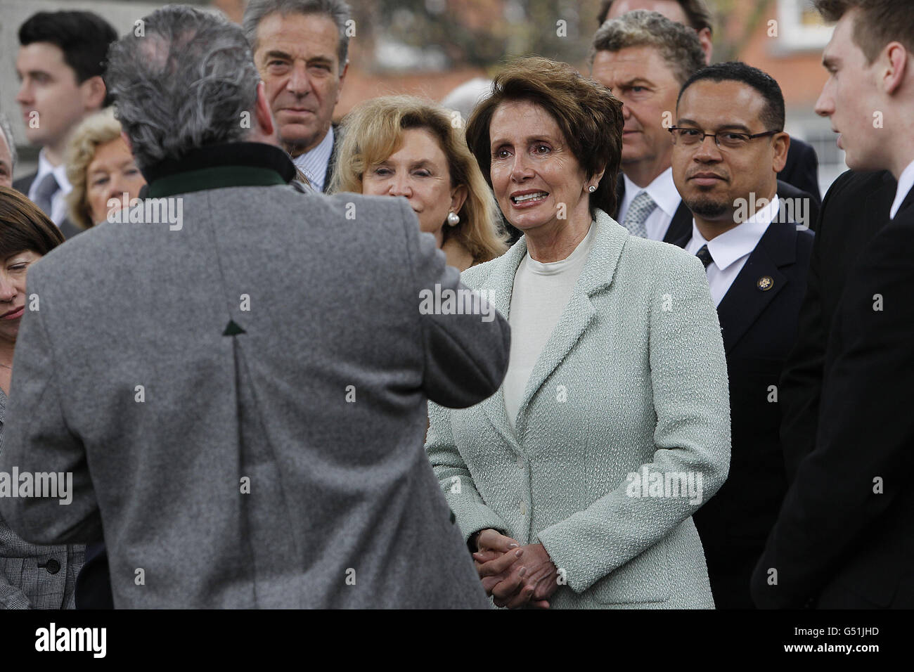 Nancy Pelosi, leader democratico della Camera dei rappresentanti degli Stati Uniti, insieme alla sua famiglia e alla delegazione americana, partecipa a un tour del Trinity College di Dublino. Foto Stock