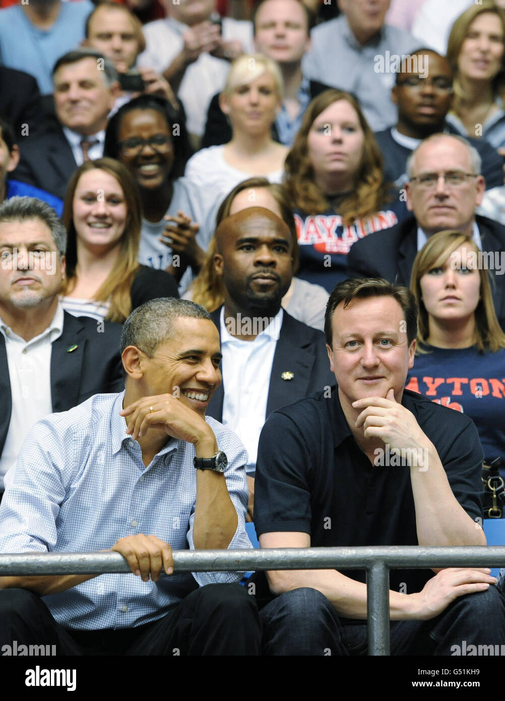Il primo ministro David Cameron e il presidente degli Stati Uniti Barack Obama in Ohio mentre guardano una partita di pallacanestro. Foto Stock