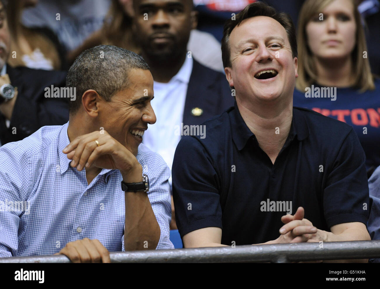 Visita di David Cameron negli Stati Uniti - il primo giorno. Il primo ministro David Cameron e il presidente americano Barack Obama in Ohio mentre guardano una partita di basket. Foto Stock