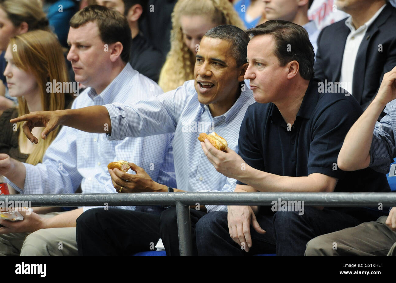 Visita di David Cameron negli Stati Uniti - il primo giorno. Il primo ministro David Cameron e il presidente americano Barack Obama in Ohio mentre guardano una partita di basket. Foto Stock
