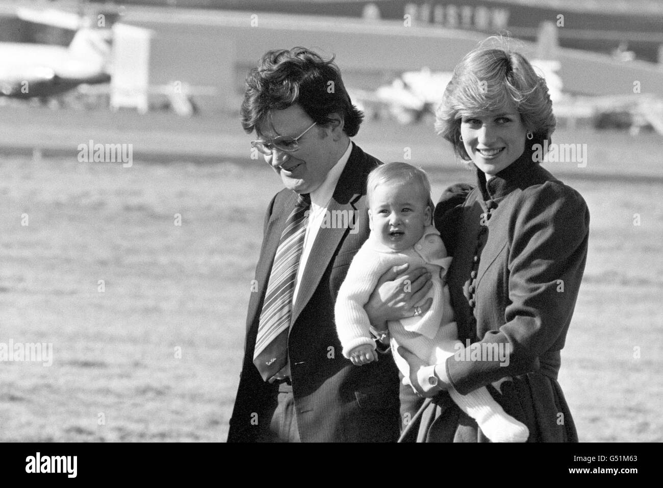 La Principessa del Galles porta il suo figlio di otto mesi, il Principe Guglielmo, al volo della Regina all'aeroporto di Aberdeen prima del loro ritorno a Londra. Insieme a suo marito il Principe del Galles, hanno trascorso tre giorni al Craigowan Lodge sulla Balmoral Estate Foto Stock