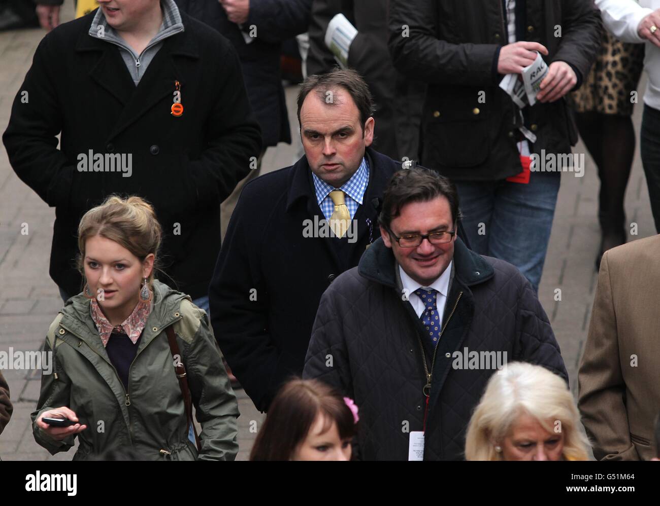 Corse di cavalli - 2012 Festival di Cheltenham - giorno due - Ippodromo di Cheltenham. Allenatore Alan King in con la folla il giorno delle Signore, durante il Cheltenham Festival. Foto Stock