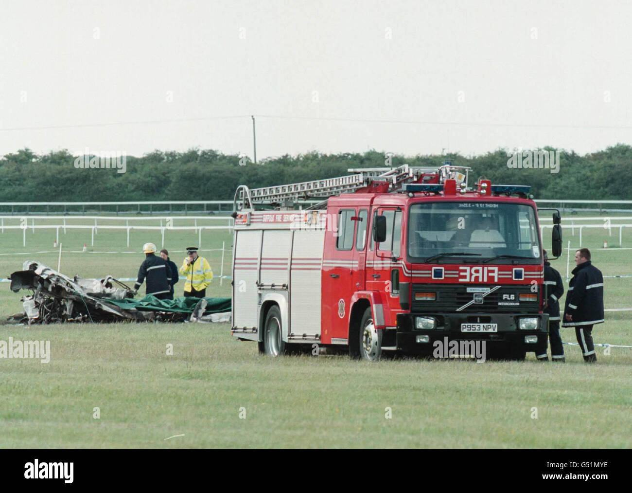 Il Servizio antincendio assiste al relitto dell'aeromobile leggero da cui scappavano i migliori scacchiatori Frankie Dettori e Ray Cochrane quando si schiantarono giovedì 1 giugno 2000 mentre decollavano all'ippodromo di Newmarket. Il pilota della Piper Seneca è morto nell'incidente e le scacche si stanno riprendendo in un ospedale di Cambridge. Vedere i jockeys ARIA della storia di PA News. PA FOTO: Matthew Fearn. Foto Stock