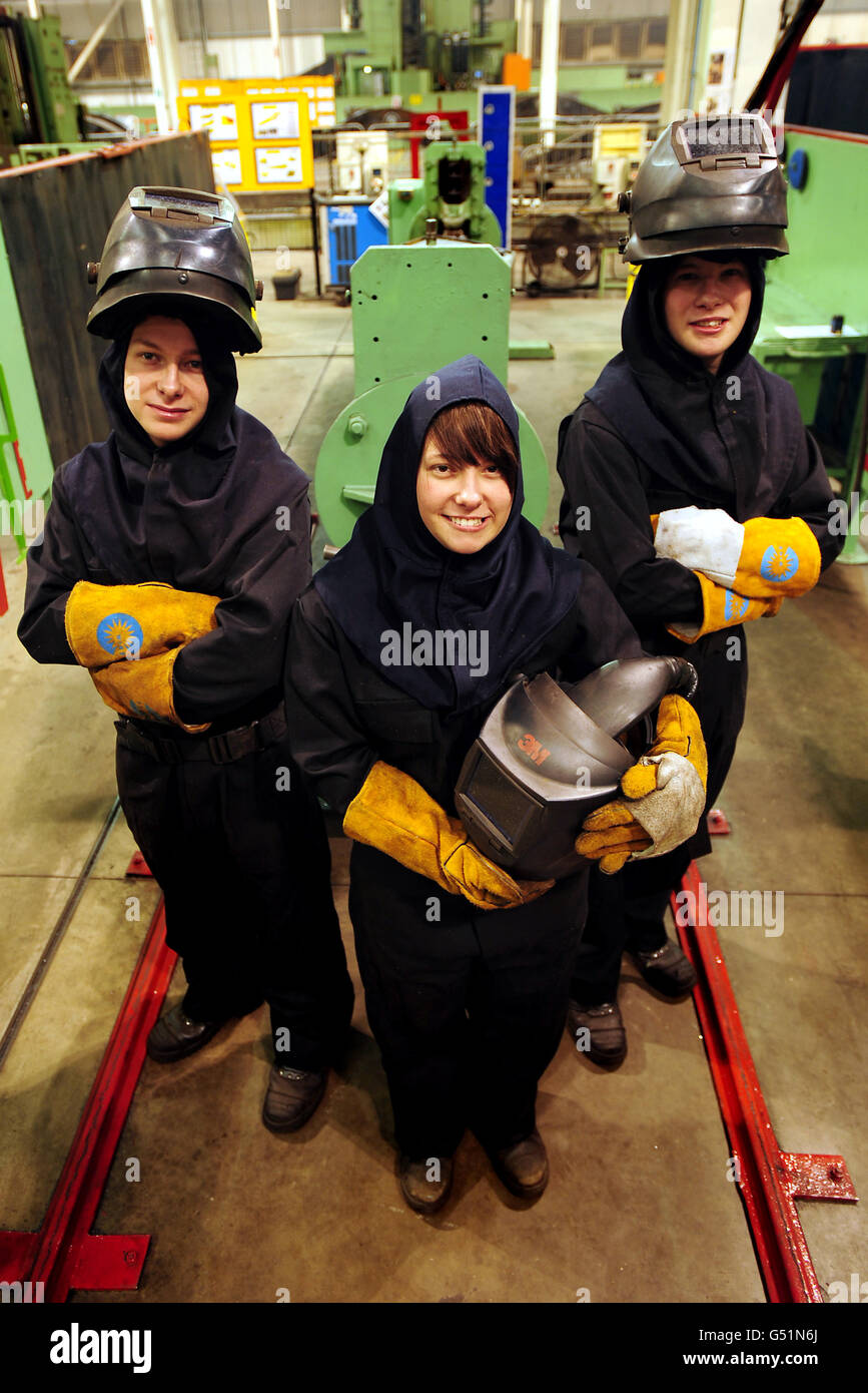 I triplette di sedici anni (da sinistra a destra), Liam, Katie e Jack Rowe, che vivono a Dane Grove, Cheadle, dipendenti, hanno iniziato a lavorare come apprendisti saldatori presso lo stabilimento JCB Heavy Products di Uttoxeter, Staffordshire. Foto Stock