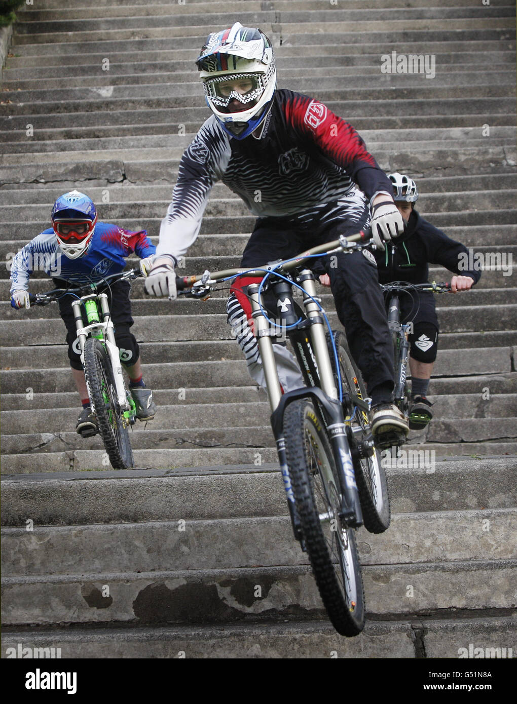 Riders from the Borders College BASE (Borders Academy of Sporting Excellence) durante una promozione per il TwedLove Bike Festival 2012 al Peebles Hotel Hydro a Peebles, Scozia. Foto Stock