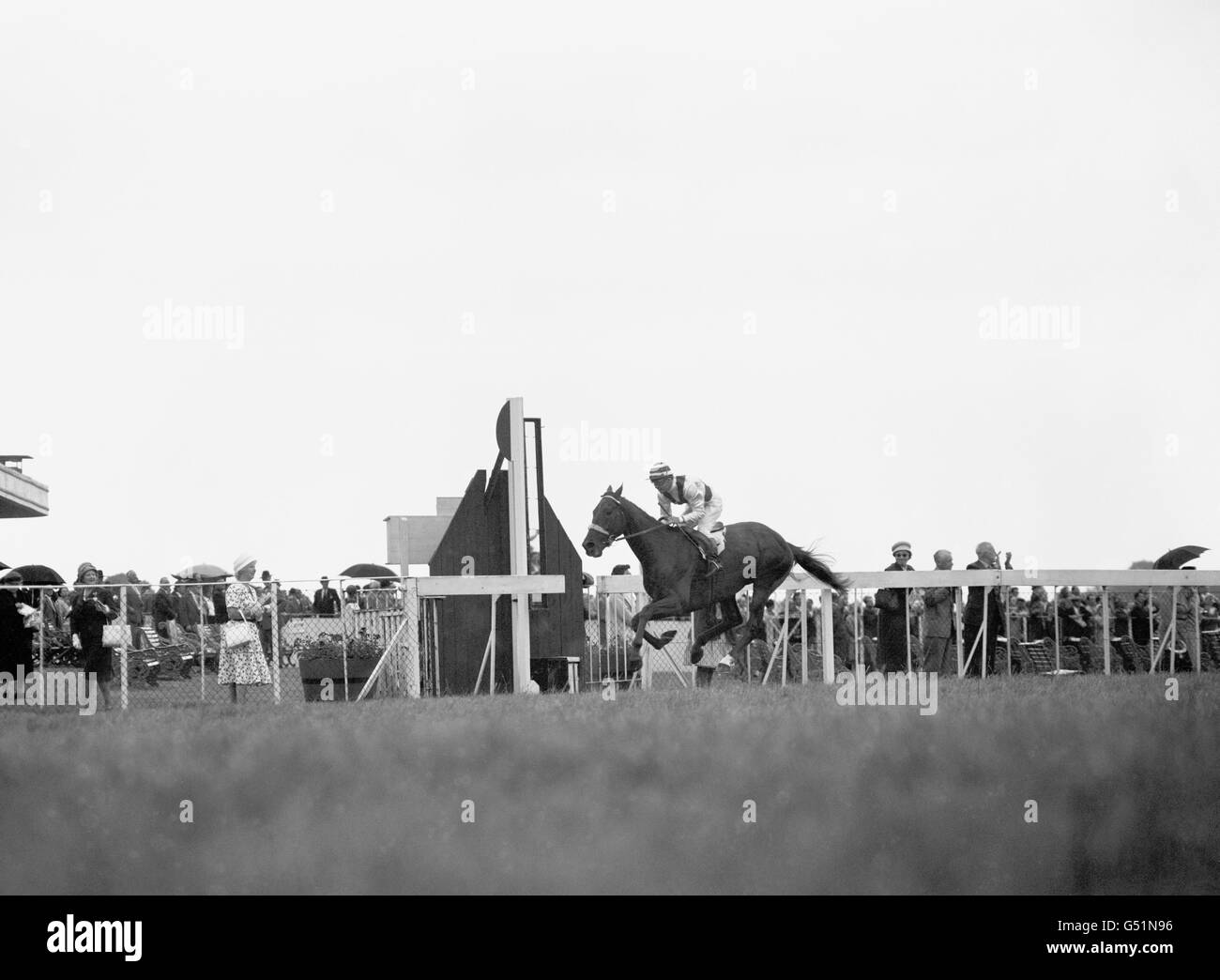 "High Perch" attraversa la linea di arrivo per vincere le Winston Churchill Stakes all'Hurst Park. Jockey è Geoff Lewis e il colt è di proprietà del Sig. H. Allen. Foto Stock
