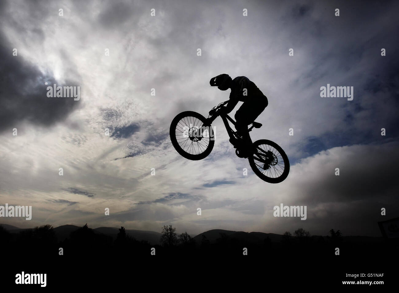 Un pilota della BASE del Borders College (Borders Academy of Sporting Excellence) durante una promozione per il TwedLove Bike Festival 2012 al Peebles Hotel Hydro a Peebles, Scozia. Foto Stock