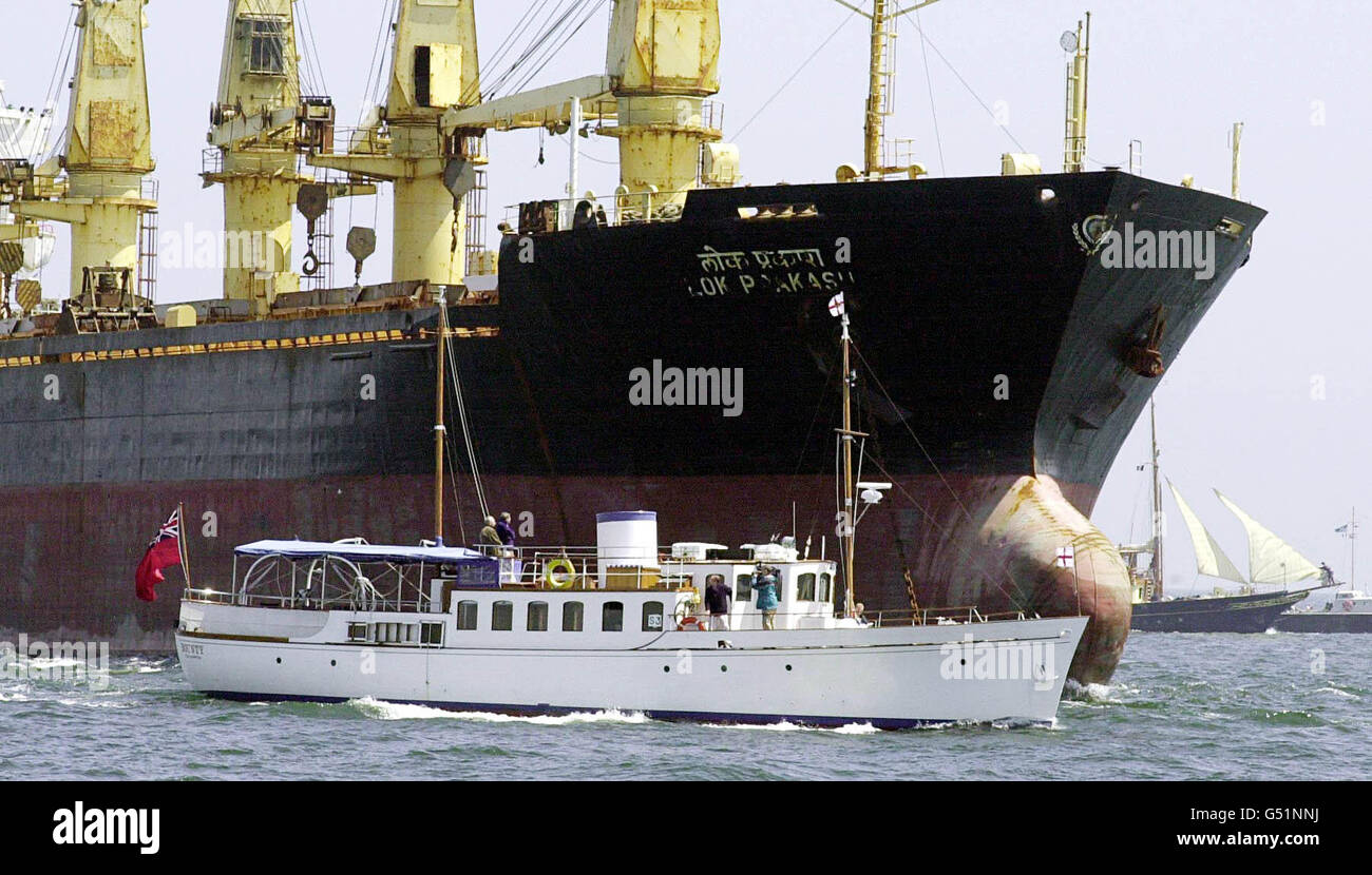 La processione di piccole navi passa da una petroliera, nel loro viaggio a Dunkerque, Francia settentrionale. Le piccole navi attraversarono la Manica per celebrare il 60° anniversario dell'evacuazione di Dunkerque nel 1040. Foto Stock