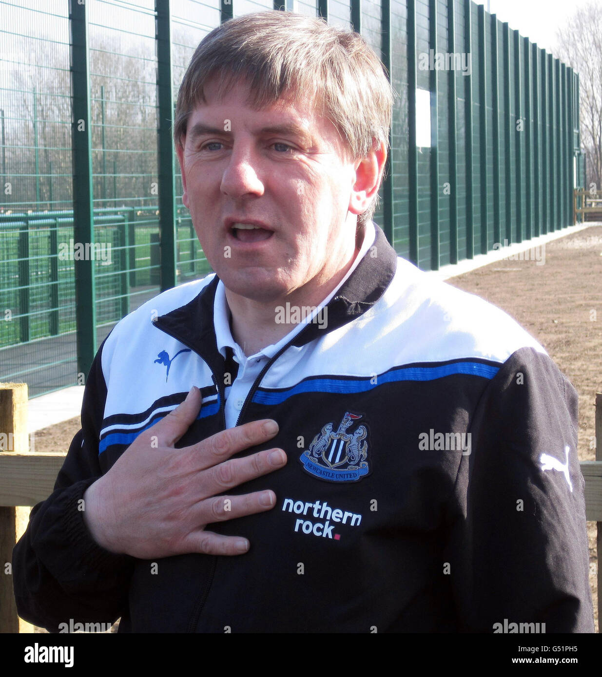 L'ex star di Newcastle Peter Beardsley all'apertura ufficiale di un nuovo campo da erba artificiale 3G al Walker Technology College di Newcastle. Foto Stock