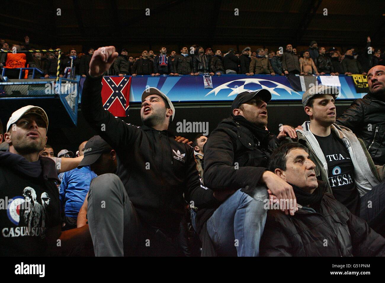 Calcio - UEFA Champions League - Round of 16 - seconda tappa - Chelsea v Napoli - Stamford Bridge. Napoli tifosi nelle tribune di Stamford Bridge Foto Stock