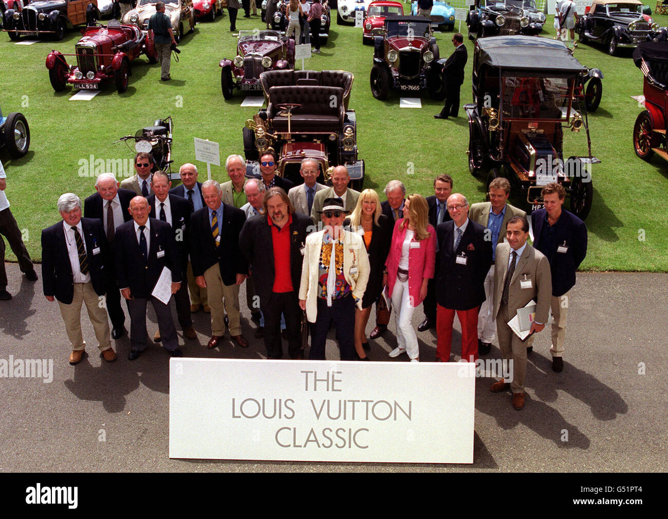 I giudici del Louis Vuitton Classic, un evento classico di auto e moto che si tiene presso l'Hurlingham Club di Londra. Inclusi (anteriore 2 a sinistra) Stirling Moss e Barry Sheene (posteriore, centrale, occhiali da sole). Foto Stock