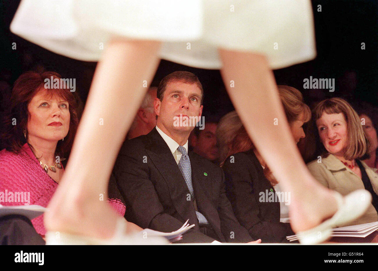 Il Duke of York guarda i modelli sulla passerella durante il Fashion Show dei laureati al Planet 2000 di Londra che ha presentato il lavoro dei laureati del Central Saint Martin's College of Art and Design, School of Fashion and Textile Design. Foto Stock