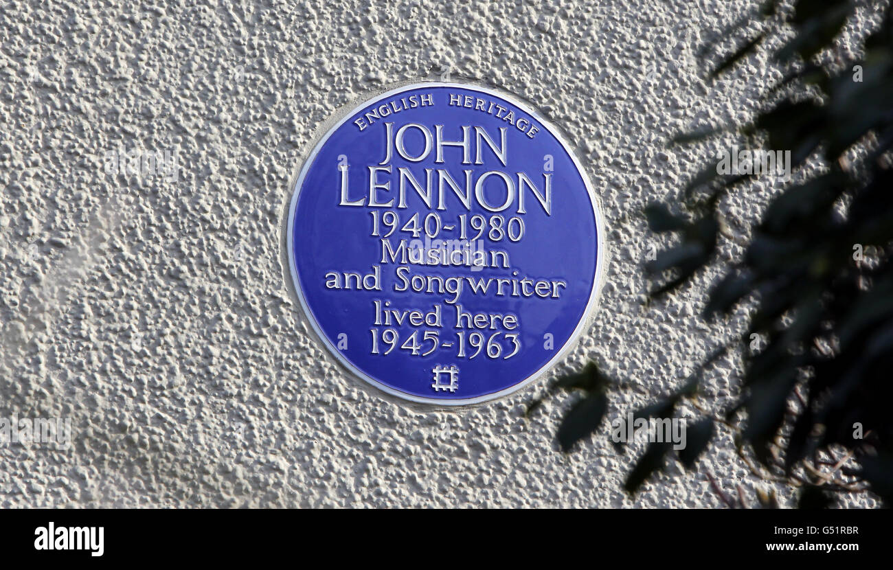 Una vista generale del segno fuori della casa d'infanzia di John Lennon in Menlove Avenue, Allerton, Liverpool. Dove l'ex Beatle John Lennon vissuto come un bambino con la sua zia Mimi. Foto Stock