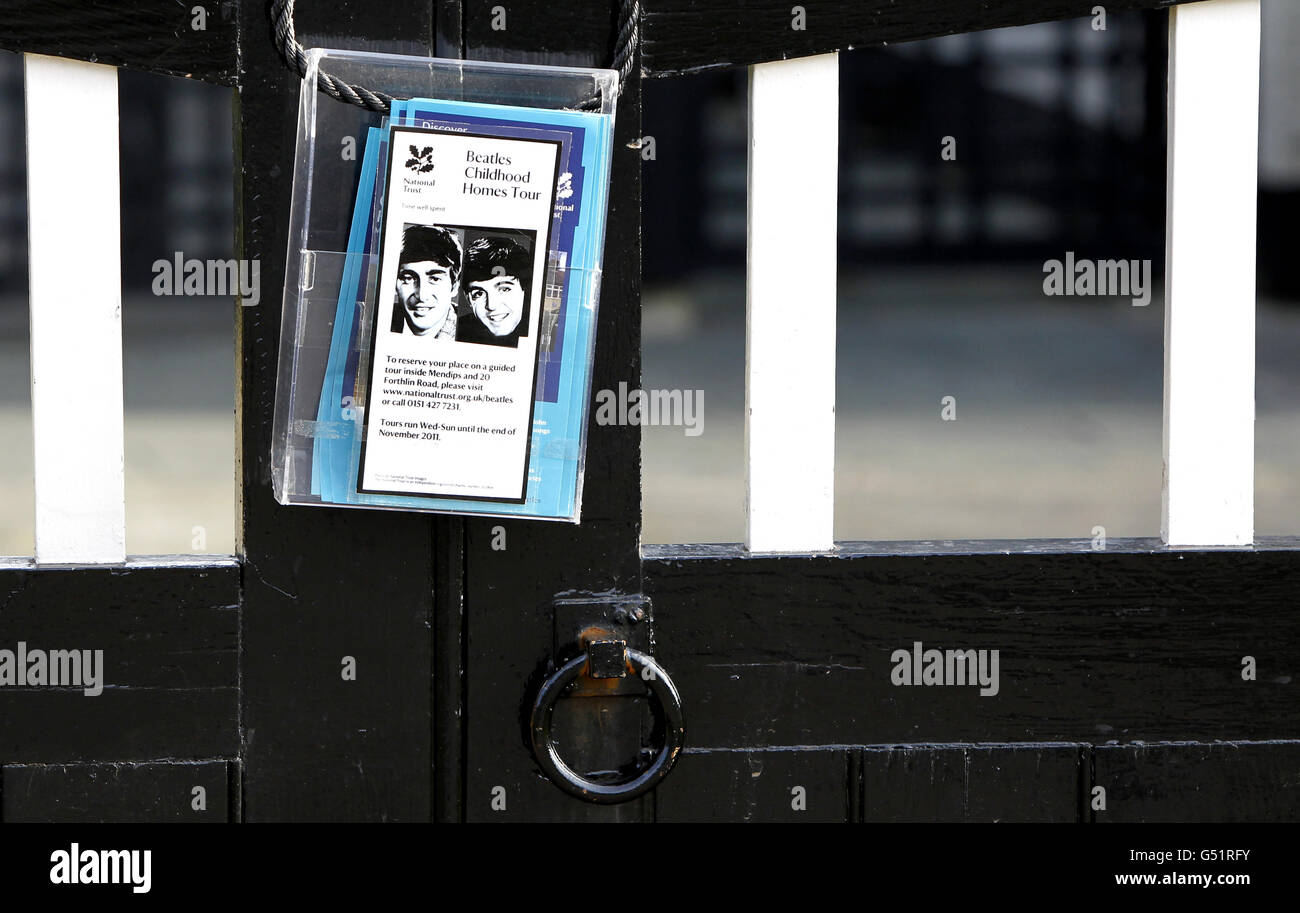Una vista generale del cartello fuori della casa d'infanzia di John Lennon in Menlove Avenue, Allerton, Liverpool, dove l'ex Beatle John Lennon visse come un bambino con la sua zia Mimi. Foto Stock