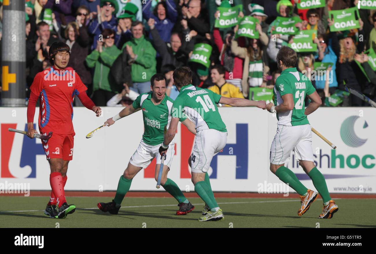 Hockey - FIH Olympic Games Qualificing Tournament - Irlanda / Corea del Sud - Belfield. Peter Caruth, in Irlanda, celebra il suo obiettivo durante la partita di qualifica olimpica della Federazione Internazionale di Hockey a Belfield a Dublino. Foto Stock