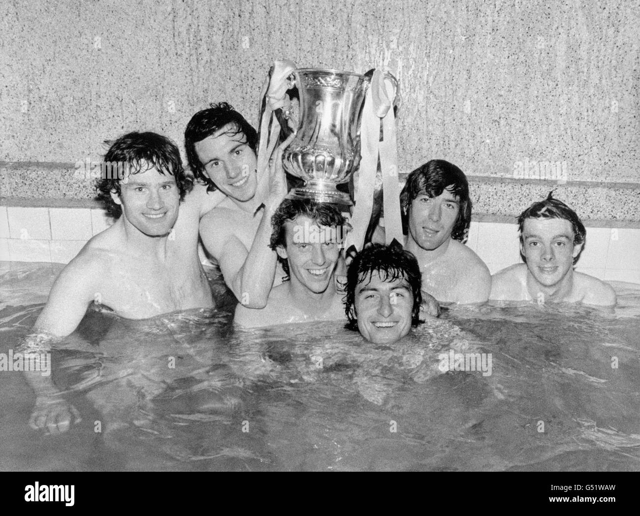 Il risultato è stato un'uscita dopo la vittoria del 3-2 sul Manchester United nella finale della fa Cup di questo pomeriggio a Wembley. I giocatori dell'Arsenal (da sinistra): Pat Rice (capitano), Frank Stapleton, Graham Rix, Brian Talbot, Pat Jennings e David o'Leary fanno un bagno ben meritato, assicurandosi di mantenere il trofeo dei loro vincitori alto e asciutto Foto Stock