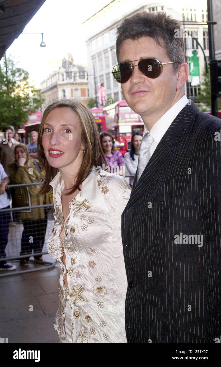 L'artista britannico Sam Taylor-Wood arriva con suo marito, il proprietario della galleria Jay Jopling, per la presentazione ufficiale della fotografia panoramica di Taylor-Wood, che copre l'intera facciata del negozio Selfridges di Londra. * nell'opera d'arte, il musicista Elton John è raffigurato come il dio dello shopping. Foto Stock