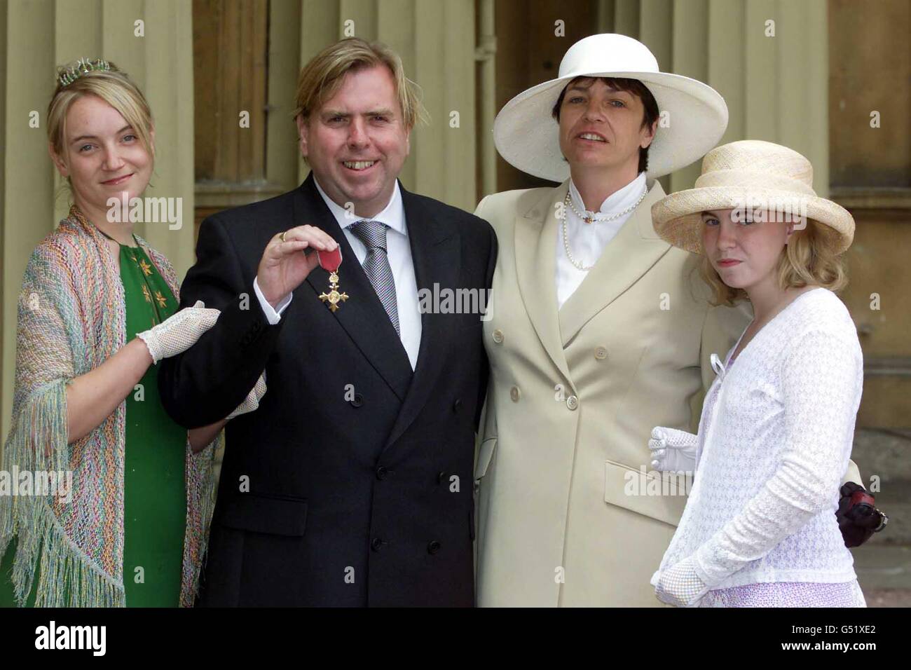 L'attore Timothy Spall con la moglie Shane (2nd R) e le figlie, dopo aver ricevuto la sua OBE dalla regina Elisabetta II durante una cerimonia di investitura tenutasi a Buckingham Palace, a Londra. Foto Stock