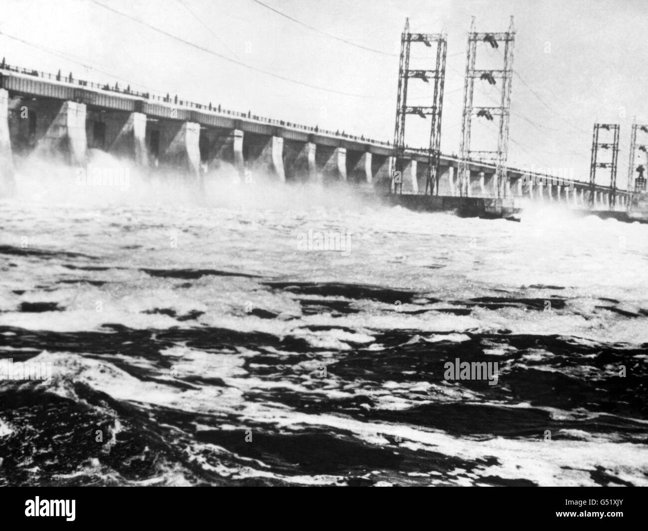 Acque del nuovo 'Sea', formato dalla dannazione del fiume Volga, alla più grande centrale idroelettrica del mondo a Kuibyshev, Russia sovietica Foto Stock