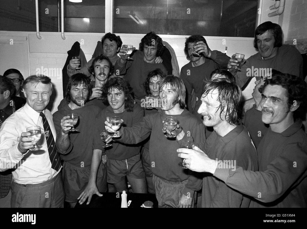 Walton e Hersham festeggiano i titolari di una tazza amatoriale nel loro spogliatoio dopo aver battuto Brighton e Hove Albion nel loro Round One fa Cup Replay Foto Stock