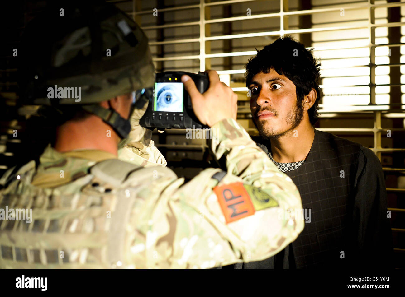 I cittadini locali afghani hanno le loro foto scattate dalle forze ISAF nell'area di Yakhal della provincia di Helmand verso la fine del secondo giorno di operazione "Now Roz" (che significa "New Day in in Dari"); Che vede la forza di sicurezza nazionale afghana (ANSF) liberare i talebani dall'area di Geresh della provincia di Helmand sostenuti e mentorizzati dalle forze britanniche, su quella che si ritiene essere l'ultima operazione combinata su Herrick 15 per eliminare quella che è tradizionalmente una roccaforte talebana dall'insurrezione. Foto Stock