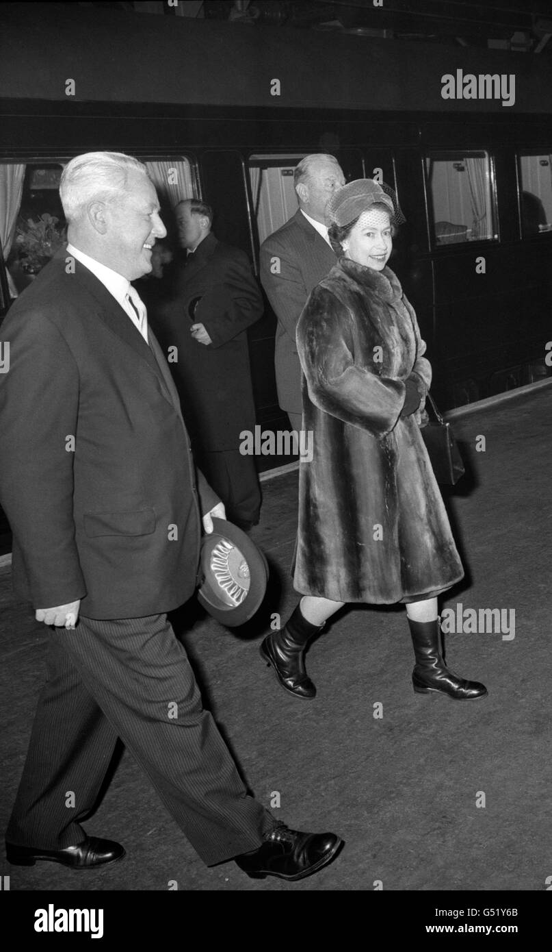 Royalty - Queen Elizabeth II - Stazione di Liverpool Street, Londra Foto Stock