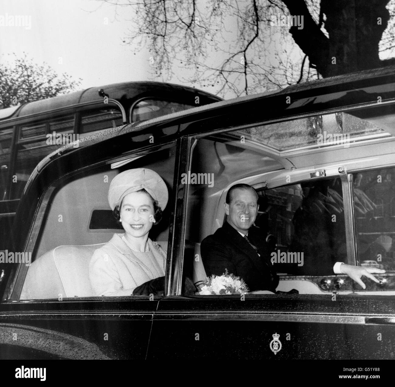 La Regina Elisabetta II e il Duca di Edimburgo si allontanano dall'Abbazia di Westminster dopo l'annuale Maundy Service. Foto Stock