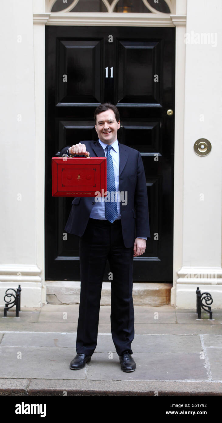 Il Cancelliere dello scacchiere George Osborne tiene la sua scatola ministeriale rossa fuori 11 Downing Street prima di dirigersi alla Camera dei Comuni per rilasciare la sua dichiarazione annuale sul bilancio. Foto Stock