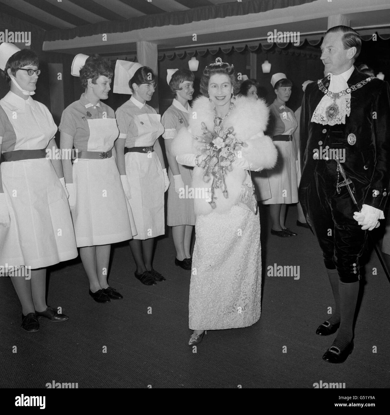 La Regina Elisabetta II arriva alla Guildhall di Londra per assistere ad un ricevimento commemorativo del Giubileo d'oro del Royal College of Nursing e del Consiglio Nazionale degli infermieri del Regno Unito. Foto Stock