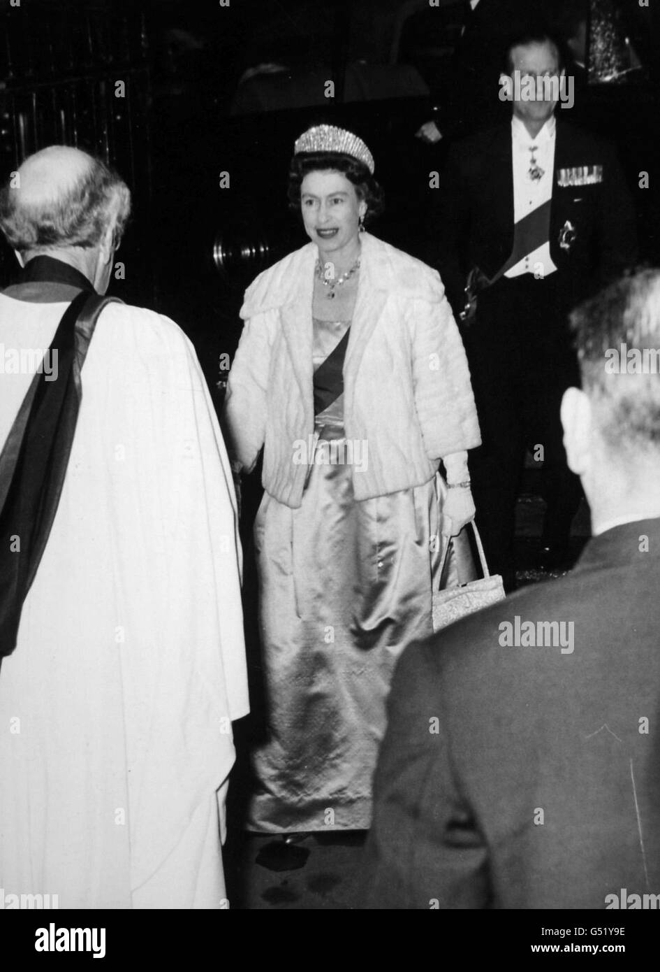 La regina Elisabetta II, seguita dal duca di Edimburgo che arriva alla chiesa del tempio di Londra per assistere ad un servizio. Foto Stock