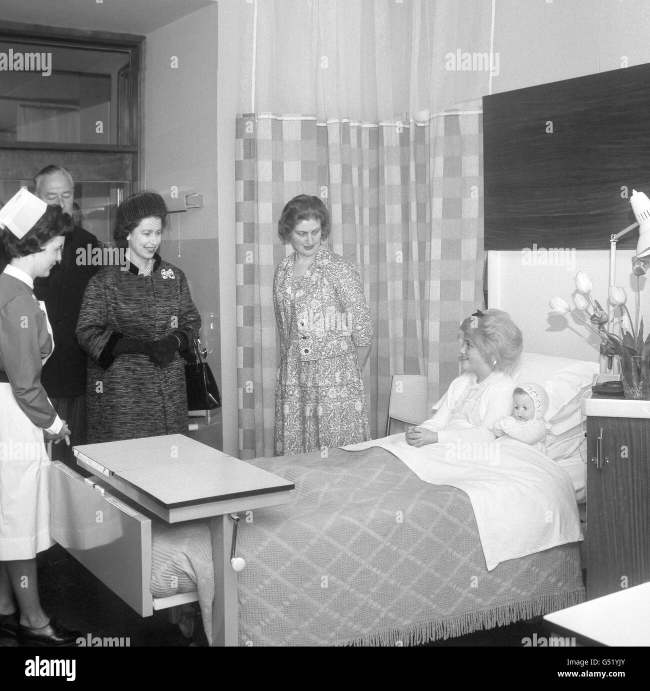 La regina Elisabetta II sorride mentre viene presentata a Jane Cook, che, a 9 anni, è la paziente più giovane nel nuovo ospedale di filiale Royal Marsden del 1,000,000 Foto Stock