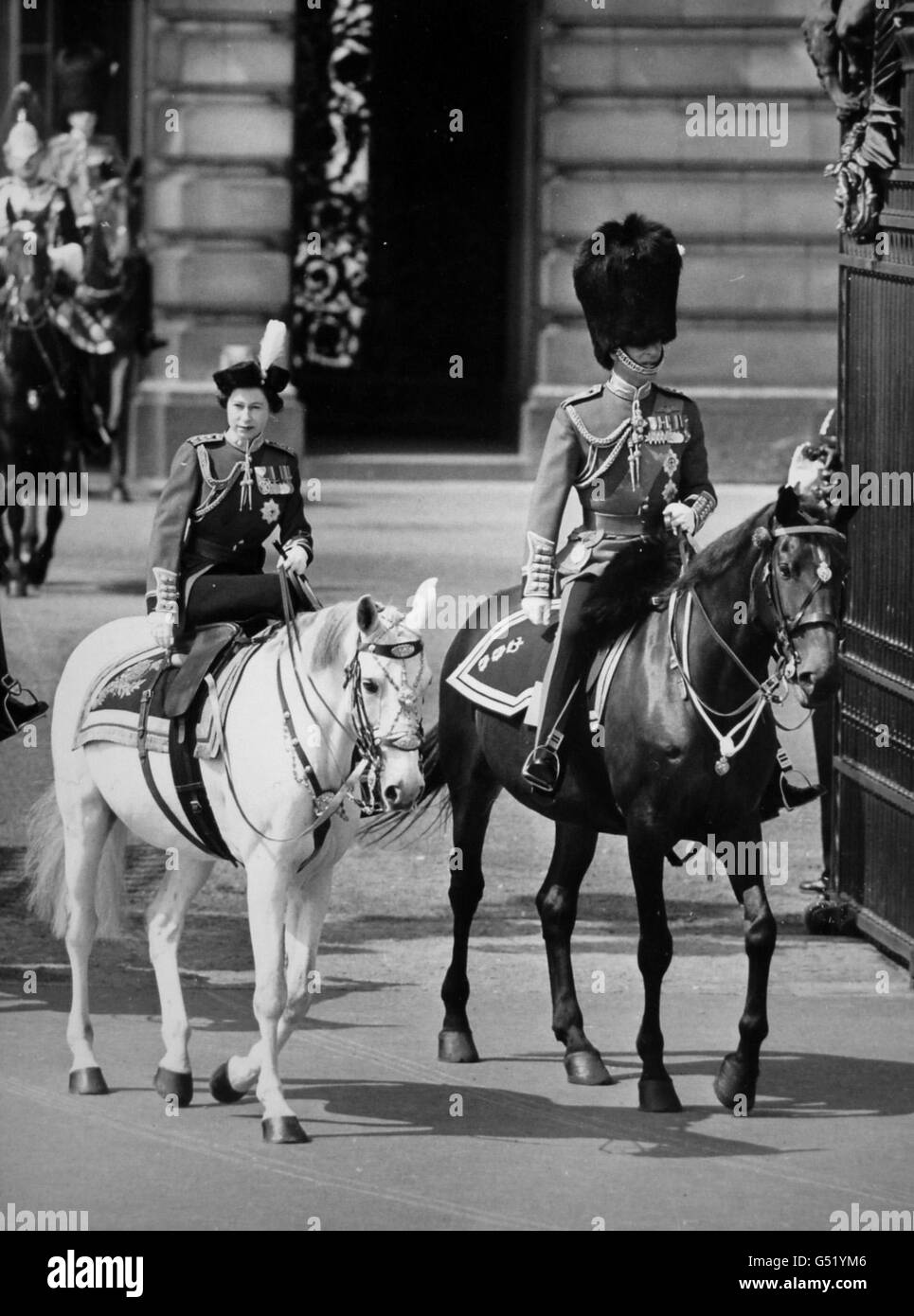 La regina Elisabetta II, montata su un cavallo di polizia grigio di nome Doctor, si trova a Buckingham Palace con il duca di Edimburgo per la cerimonia di Trooping the Color nella Horse Guards Parade Foto Stock