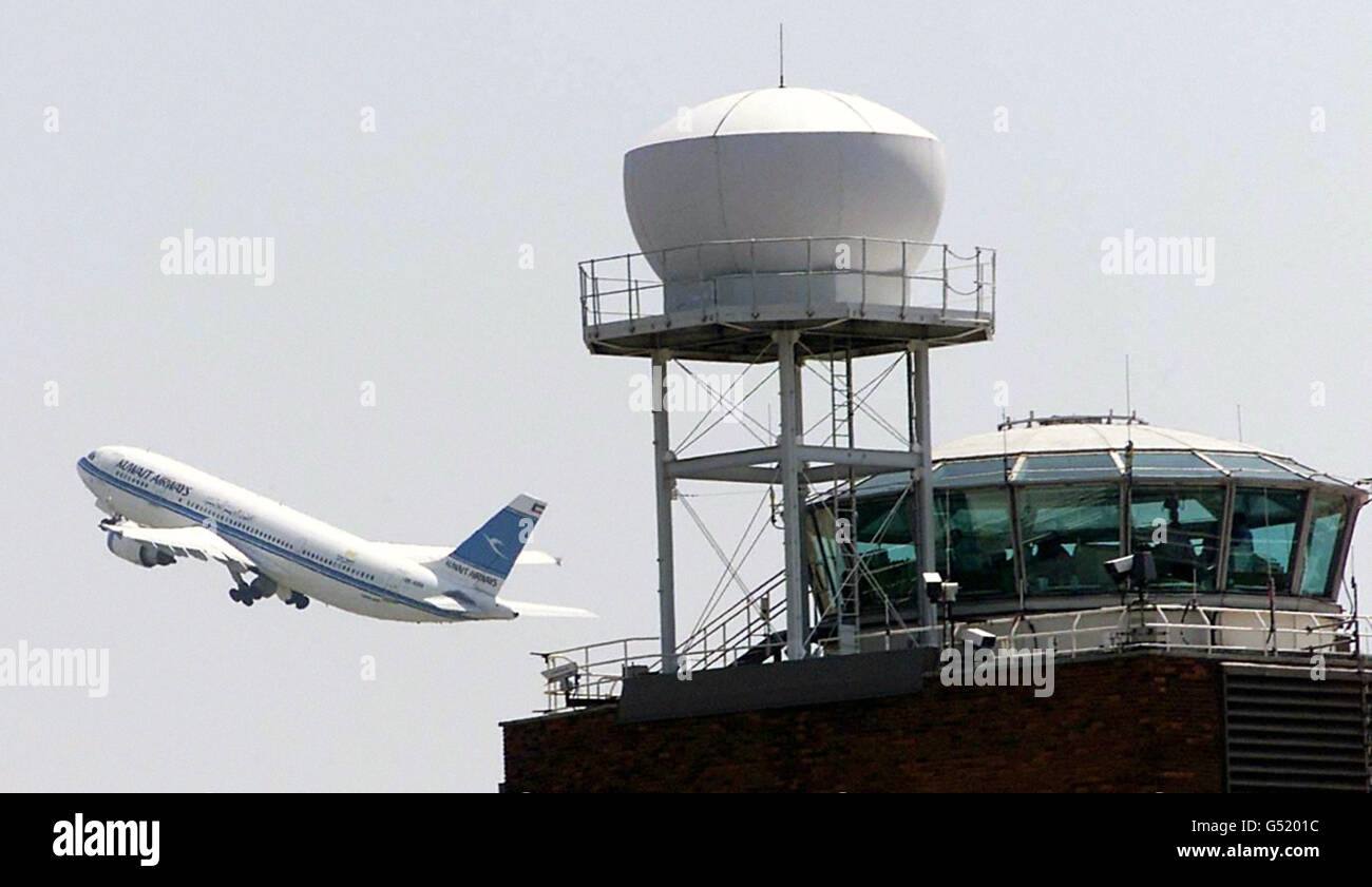 Un'interruzione del computer al controllo del traffico aereo all'aeroporto di Heathrow ha gettato i voli nel caos con gli aerei deviati verso altri aeroporti. Un portavoce dell'aeroporto ha detto che un problema al centro di controllo del traffico aereo di West Drayton, ha causato ritardi sia ai voli in entrata che in uscita. Foto Stock
