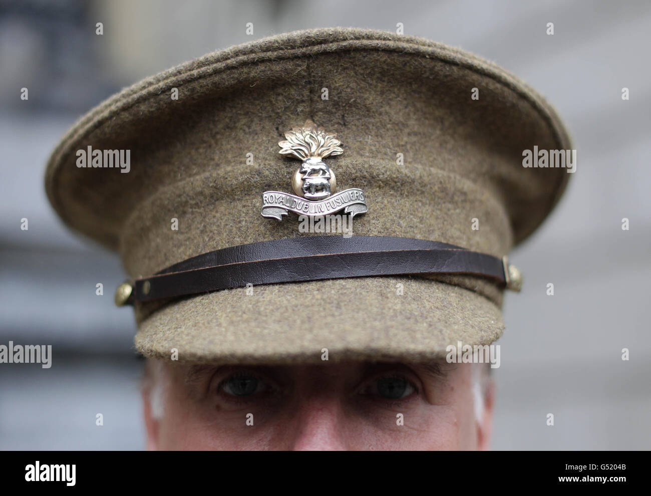 Les Newman, della Irish Great War Society, indossa l'uniforme di un soldato dei Royal Dublin Fusiliers mentre accoglie la gente al World War One Family History Roadshow alla National Library of Ireland di Dublino. Foto Stock