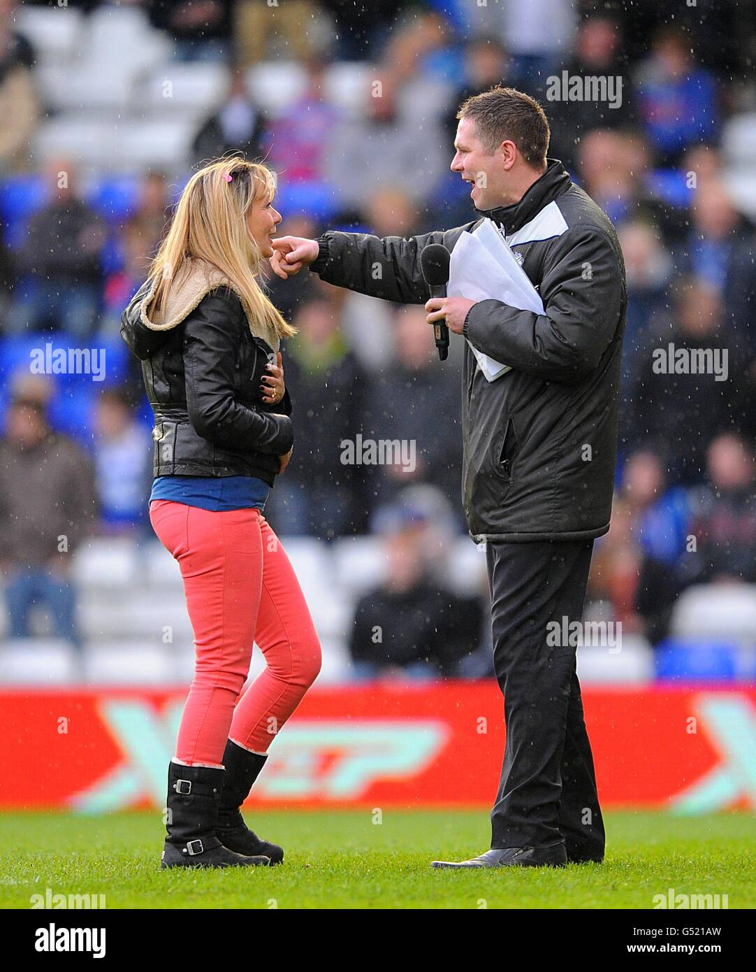 Calcio - campionato della Lega di Calcio di Npower - Birmingham City v Middlesbrough - St Andrews. Un fan partecipa a un concorso a metà tempo Foto Stock