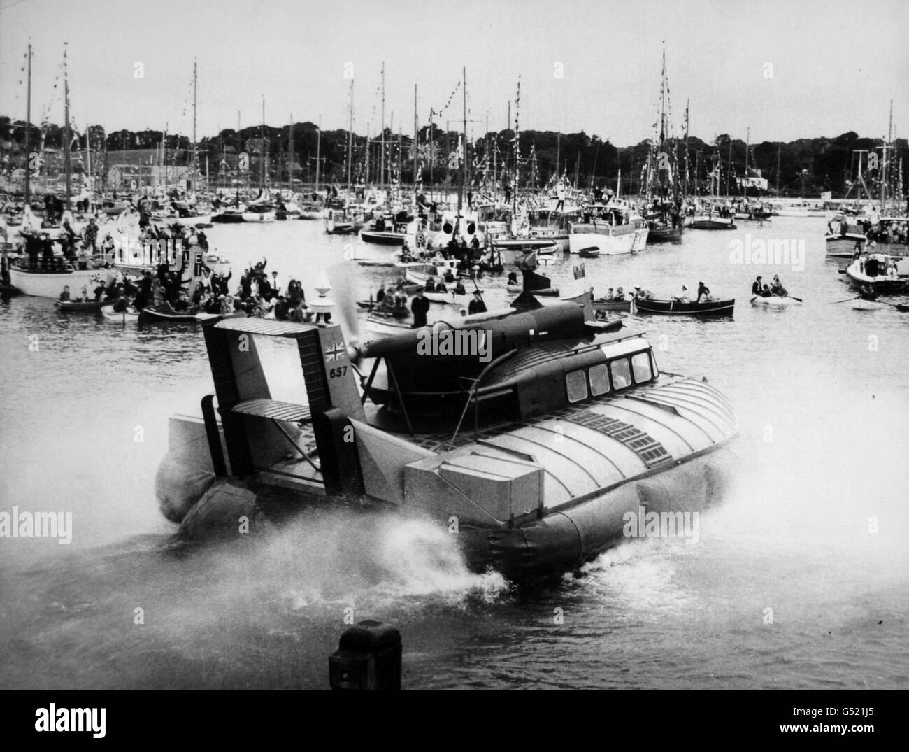 La regina Elisabetta II e il duca di Edimburgo lasciano il porto affollato a Yarmouth, Isola di Wight, in un hovercraft alla conclusione della visita reale all'isola. Foto Stock