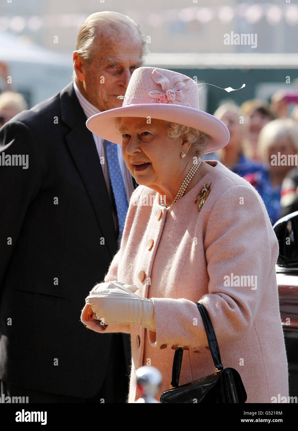 La regina Elisabetta II e il duca di Edimburgo arrivano al Royal Eye Hospital di Manchester per una visita. Foto Stock